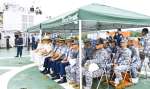 巡視船「こしき」乗組員による複合型ゴムボートの操船訓練を見学するフィリピン沿岸警備隊＝１３日、鹿児島市の鹿児島港谷山２区