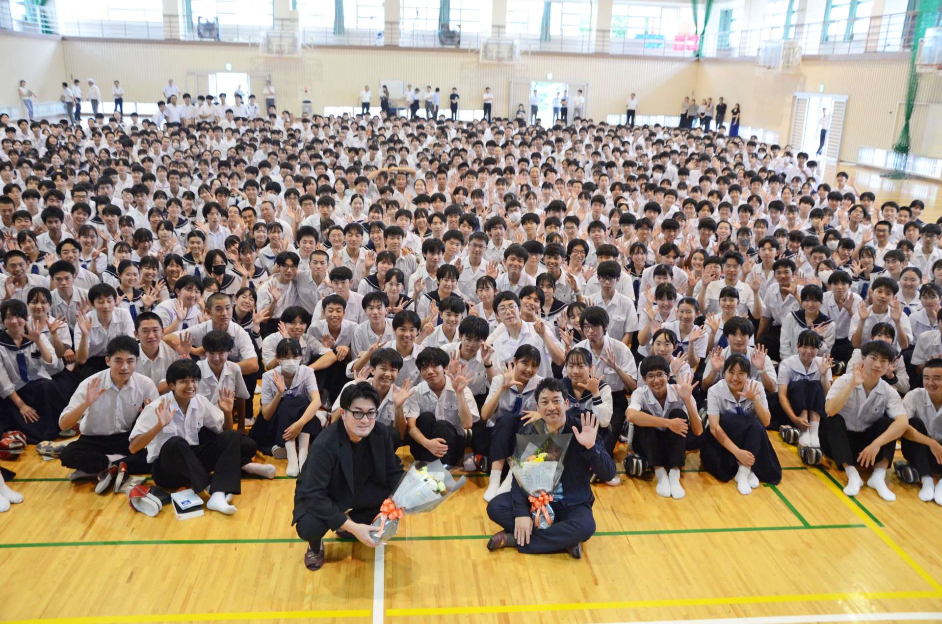 講演後、後輩に囲まれる迫田孝也さん（右前）と和佐野健一さん＝１２日、鹿児島市薬師２丁目の同校