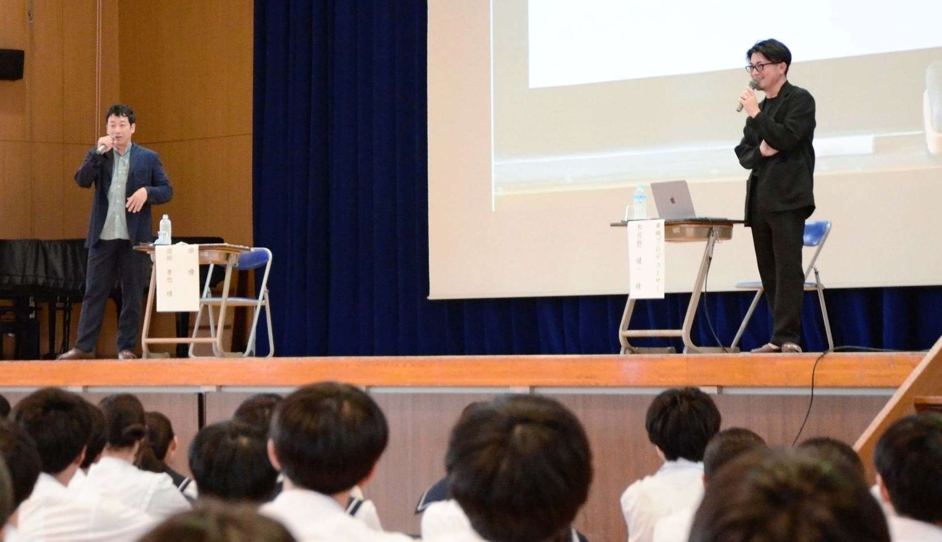 母校の鶴丸高校で講演する俳優の迫田孝也さん（左）と和佐野健一さん＝１２日午後、鹿児島市薬師２丁目の同校