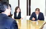 協定書に署名する本坊製茶の本坊敏高社長（右）＝鹿児島市役所