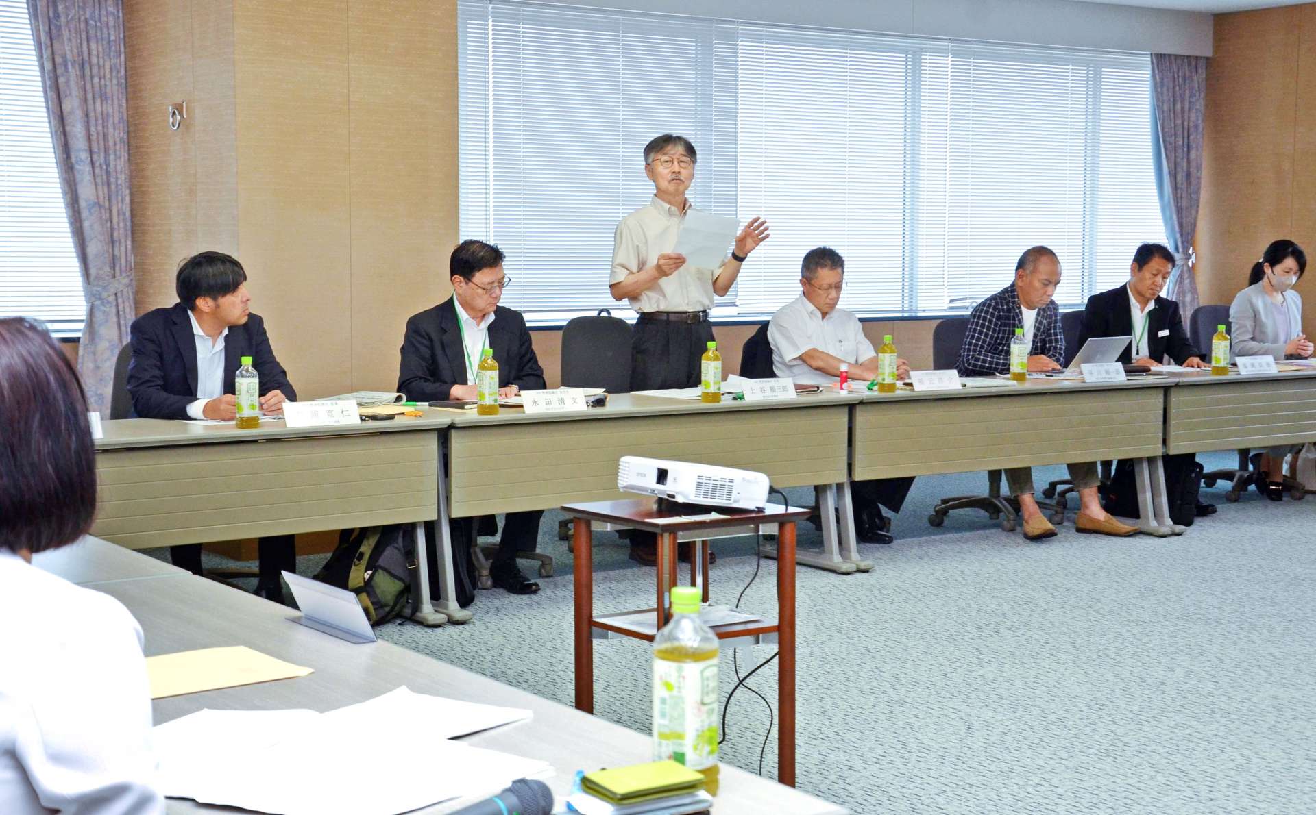 鹿児島県ＮＩＥ推進協議会総会であいさつする上谷順三郎会長＝１４日、鹿児島市の南日本新聞会館