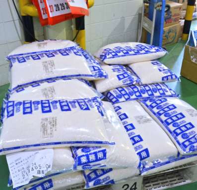 学校給食用に卸している２０２４年度富山県産の備蓄米＝４日、姶良市の鹿児島県学校給食会