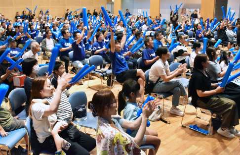 ブルーサクヤの優勝が決まり、大喜びする観客＝１５日、霧島市の国分ハウジングシビックホール