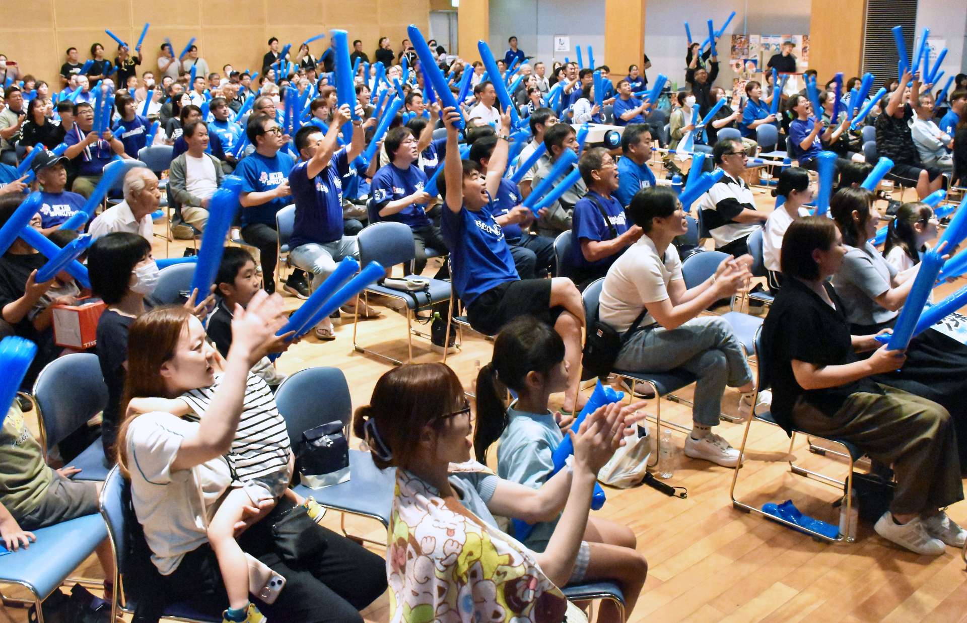 ブルーサクヤの優勝が決まり、大喜びする観客＝１５日、霧島市の国分ハウジングシビックホール