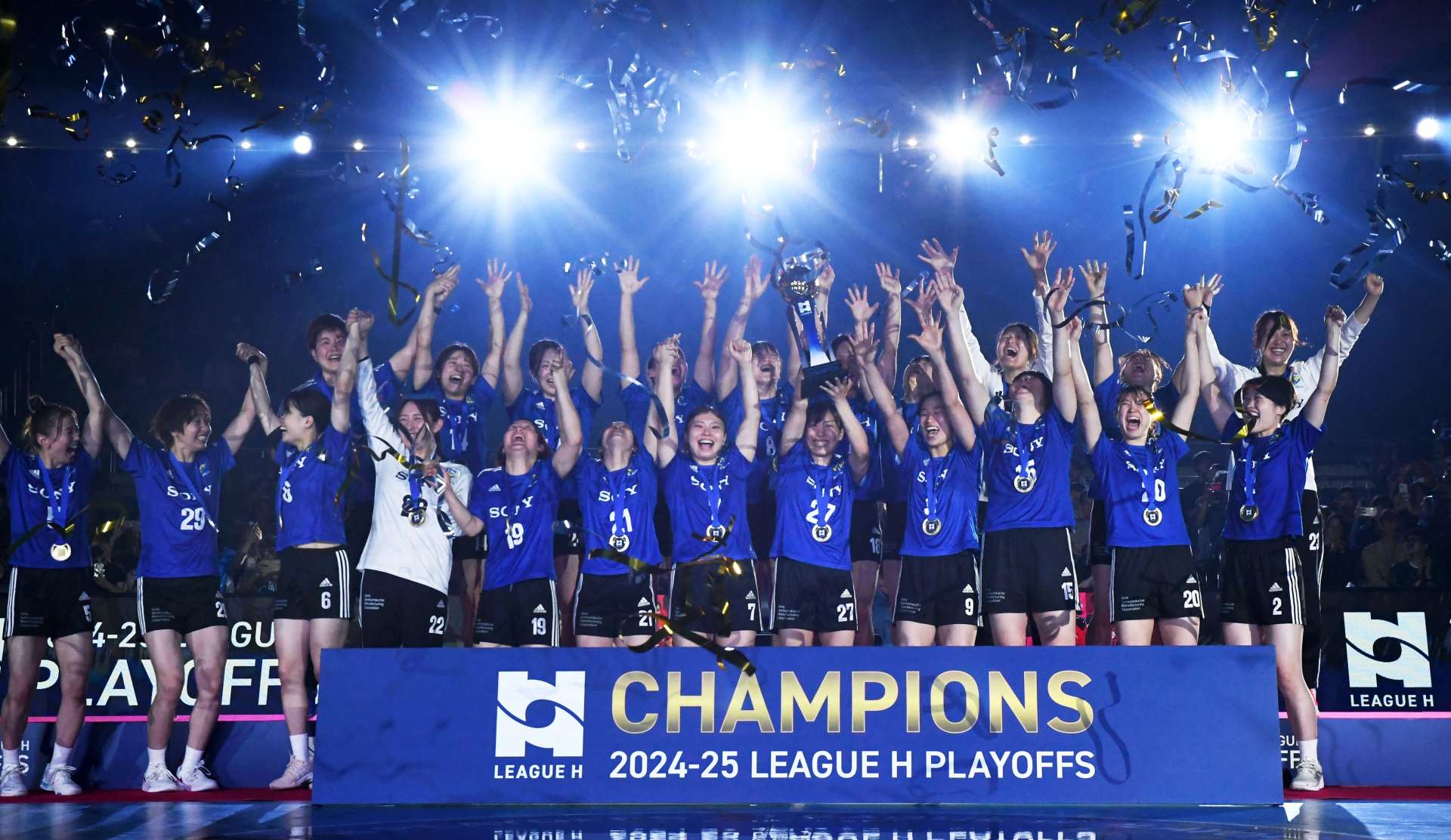初代女王に輝き、喜ぶブルーサクヤ鹿児島の選手＝１５日、東京・渋谷区の国立代々木競技場第一体育館