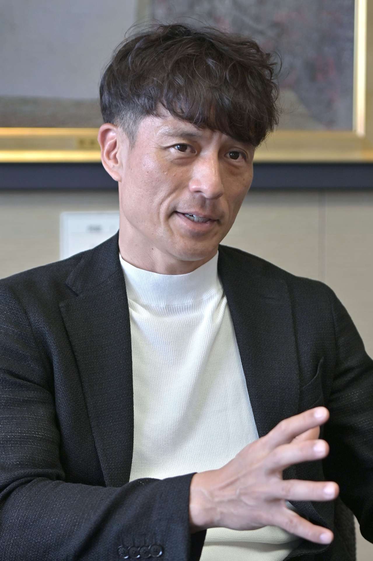 「サッカー文化を醸成するにはスタジアムがあることが望ましい」と話す日本サッカー協会の宮本恒靖会長＝１６日、鹿児島市の南日本新聞会館