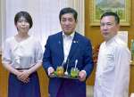 出水市と伊佐市のふるさと納税返礼品になった規格外野菜を使用した商品を開発した冨重正宣さん（右）ら＝１７日、鹿児島県庁