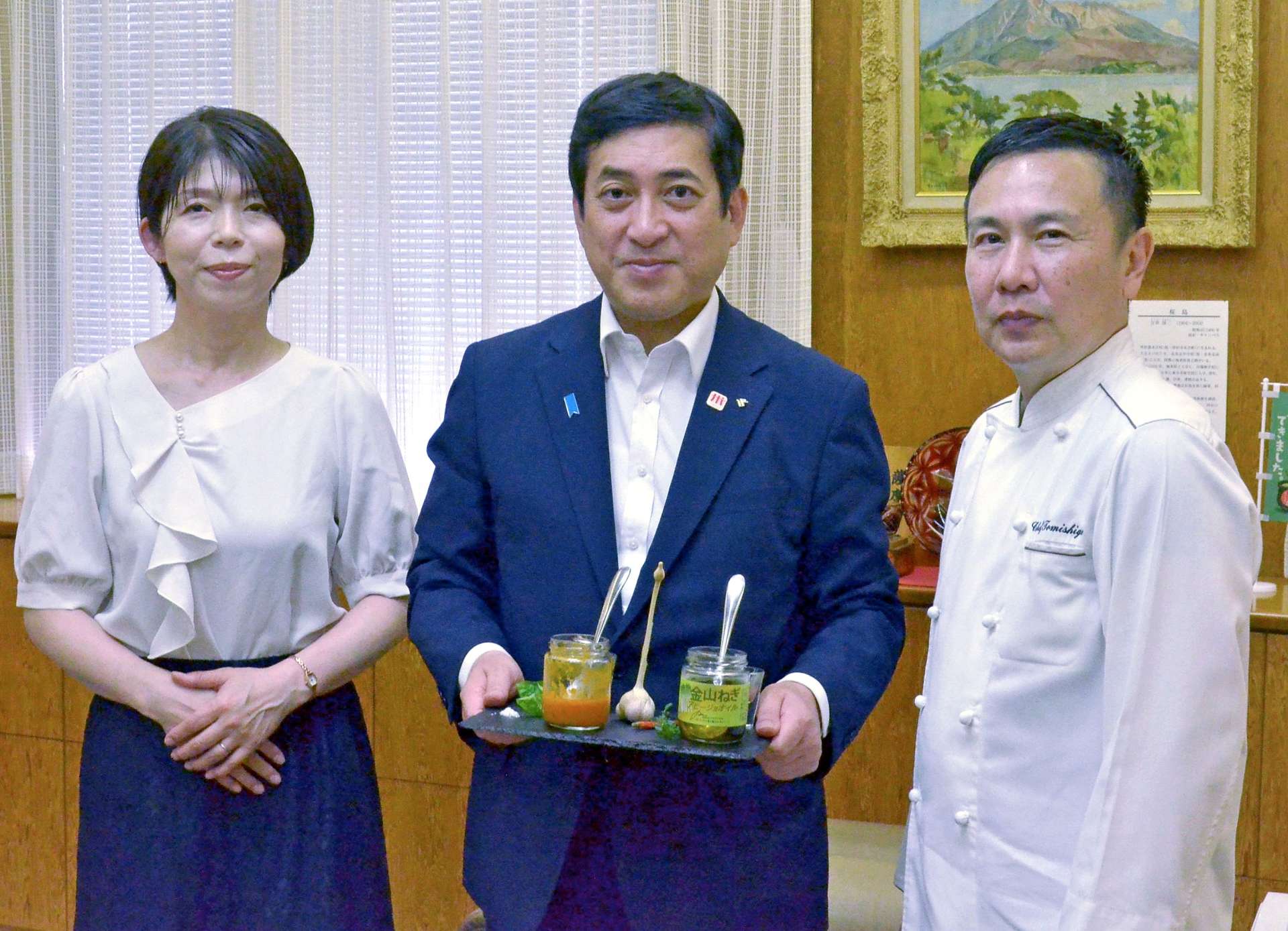 出水市と伊佐市のふるさと納税返礼品になった規格外野菜を使用した商品を開発した冨重正宣さん（右）ら＝１７日、鹿児島県庁