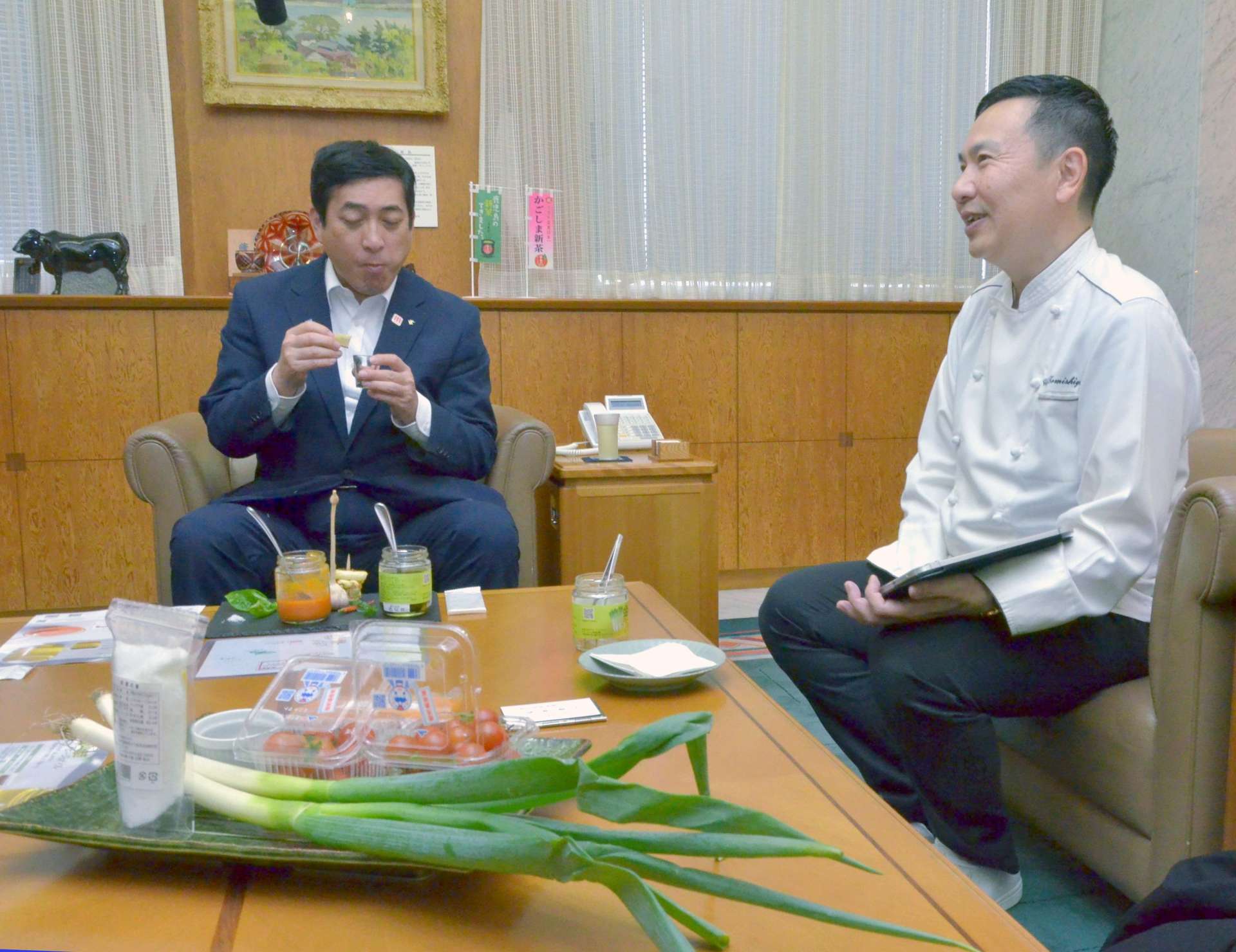 出水市と伊佐市のふるさと納税返礼品になった規格外野菜を使用した商品を開発した冨重正宣さん（右）＝１７日、鹿児島県庁