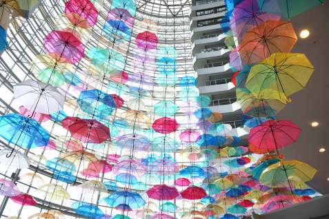 吹き抜け部分を彩る雨傘＝霧島市隼人町見次のホテル京セラ