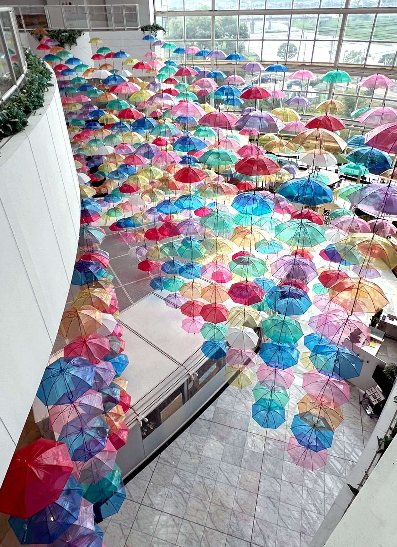 ロビーを華やかに彩る雨傘＝霧島市隼人のホテル京セラ