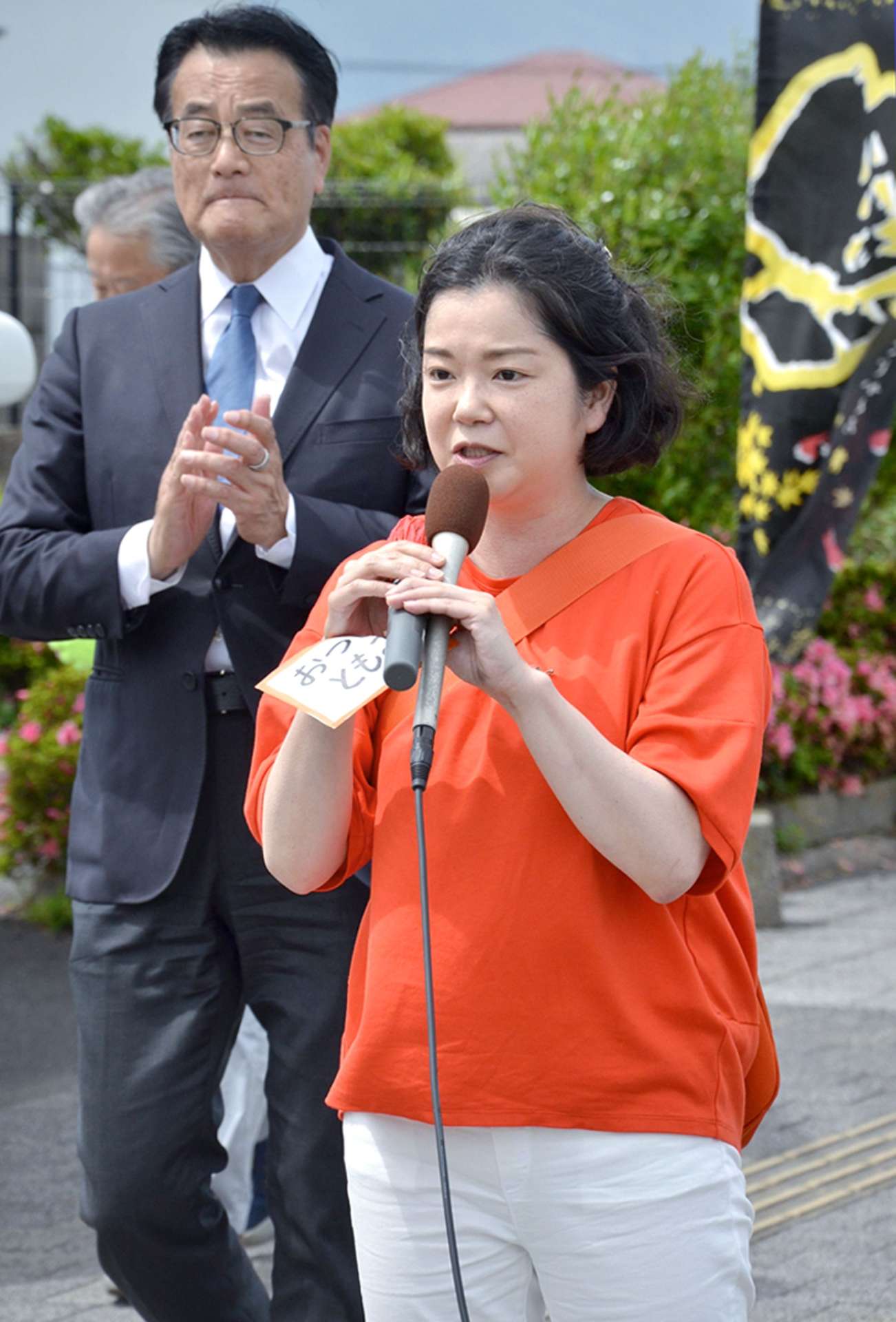 立憲民主党の岡田克也常任顧問の応援を受け、街頭演説する尾〓朋実氏＝５月１０日、鹿屋市