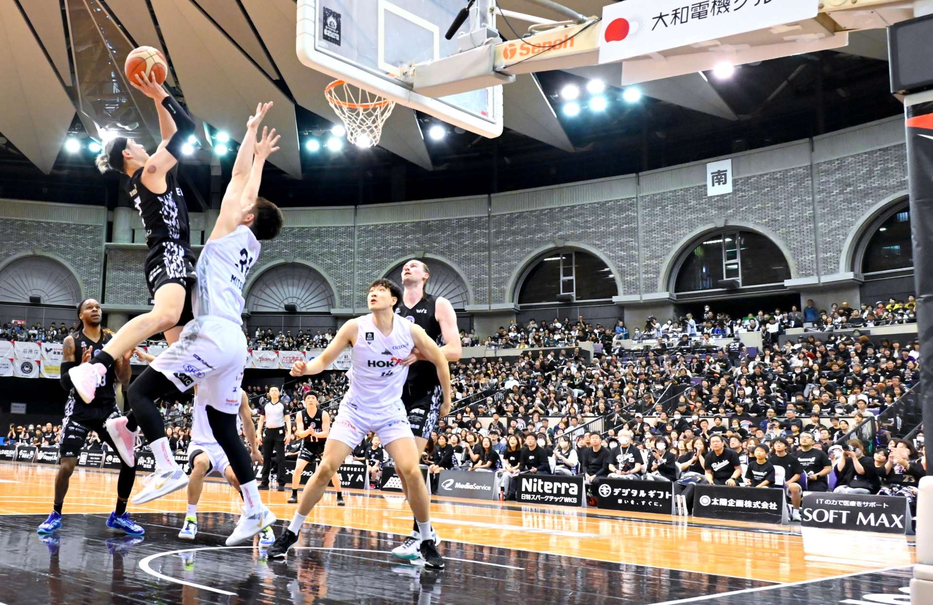 鹿児島レブナイズが初めて進出したＢ２プレーオフ。ホームの観客が選手を後押しした＝西原商会アリーナ