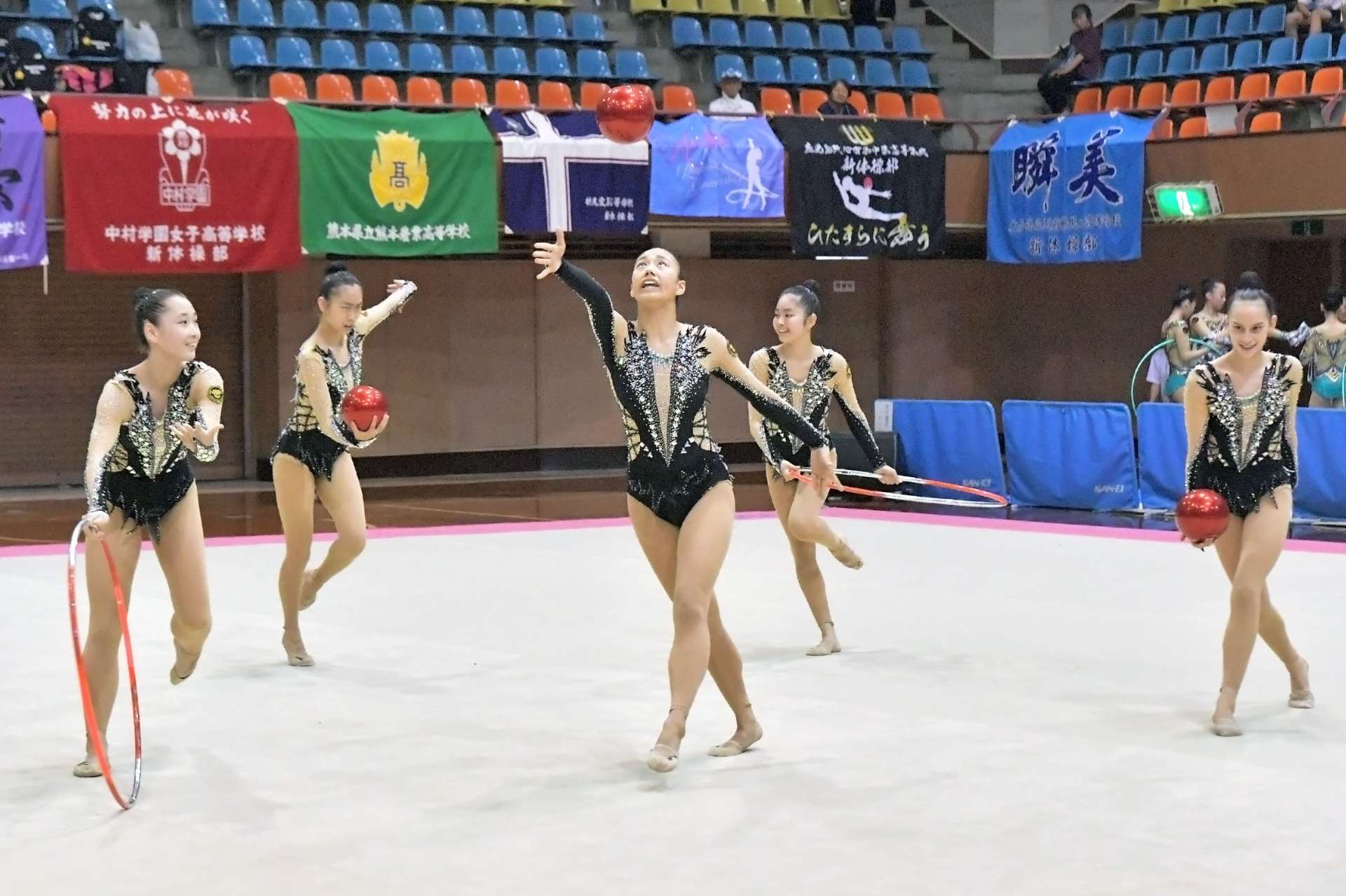 女子団体で華麗な演技を披露し２位に入賞した鹿児島純心＝県体育館