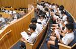 一般質問を傍聴する児童＝１６日、出水市議会