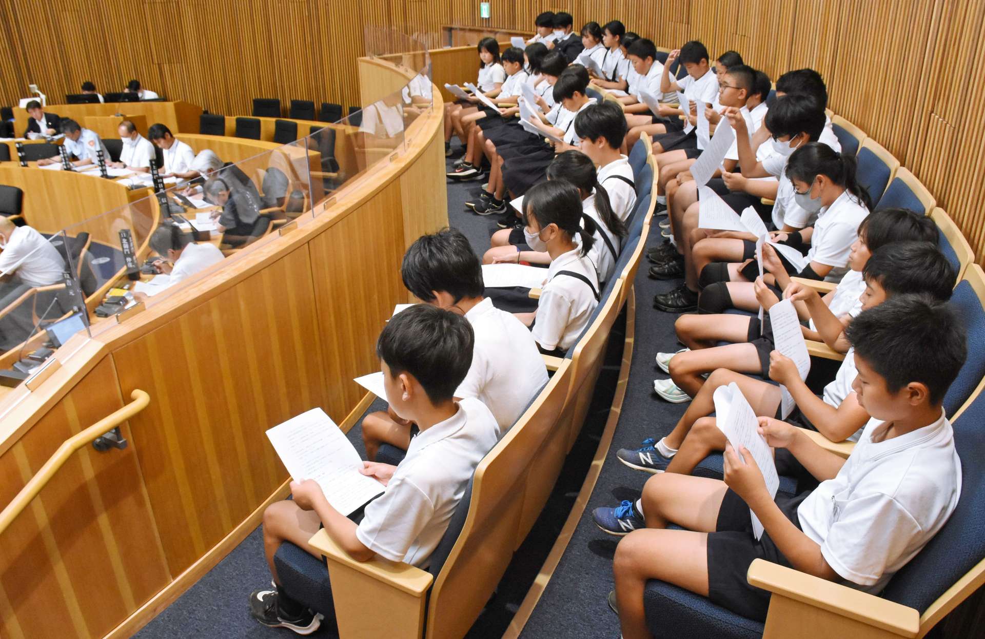 一般質問を傍聴する児童＝１６日、出水市議会
