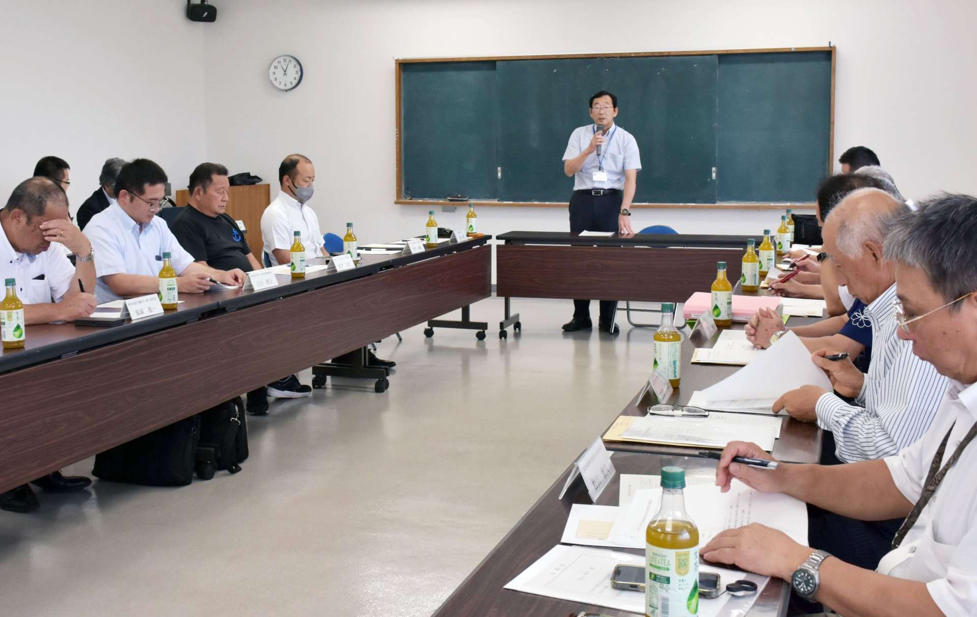 路線バスの有料化などを話し合う長島町地域公共交通活性化協議会＝１８日、長島町開発総合センター