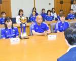 塩田康一知事にリーグＨ優勝を報告するブルーサクヤ鹿児島の選手ら＝１９日、鹿児島市の県庁