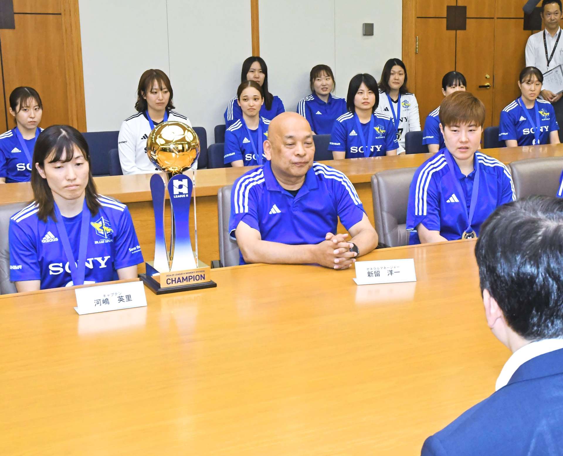 塩田康一知事にリーグＨ優勝を報告するブルーサクヤ鹿児島の選手ら＝１９日、鹿児島市の県庁