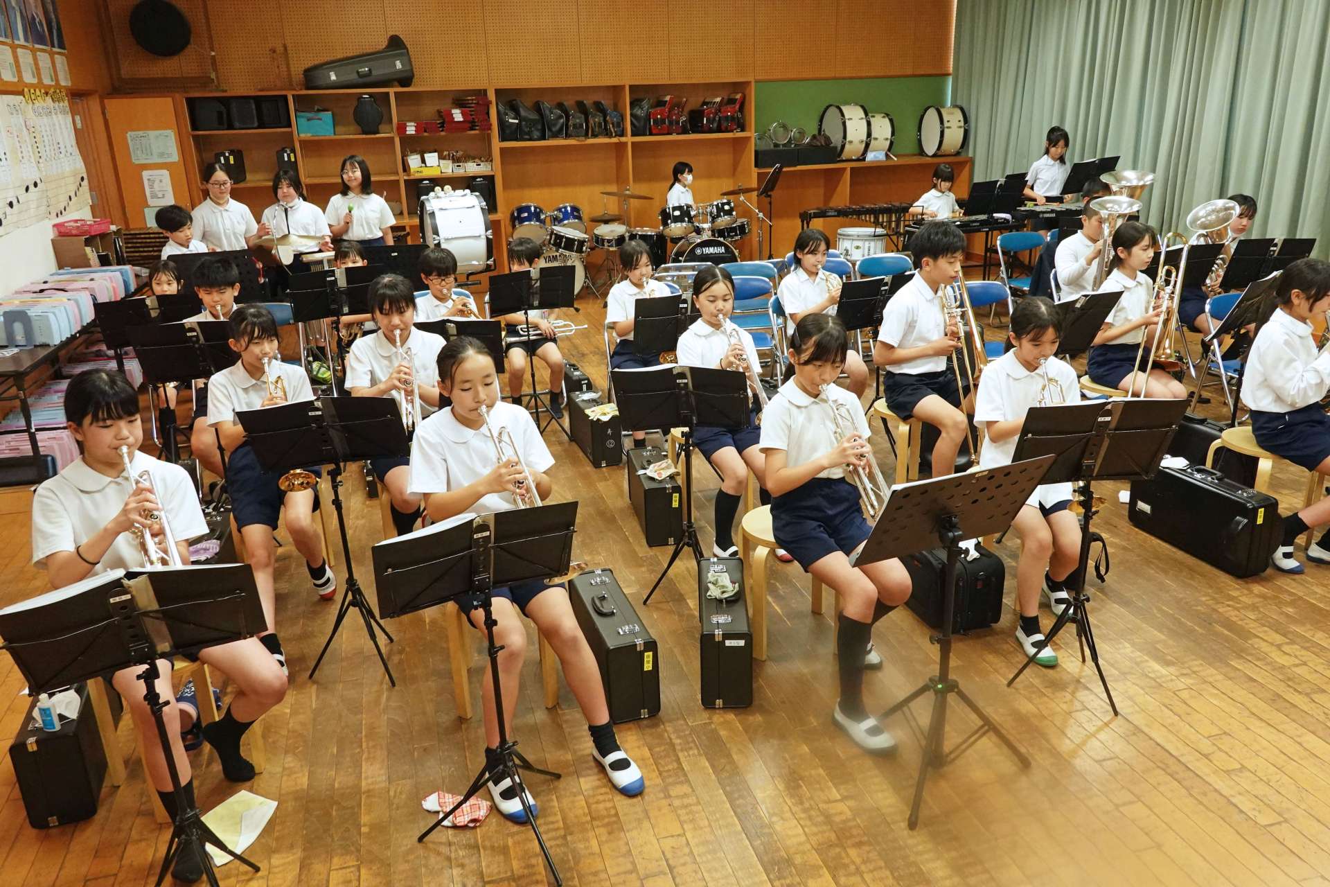 コンサート出演に向けて練習に励む児童＝鹿屋市の鹿屋小学校