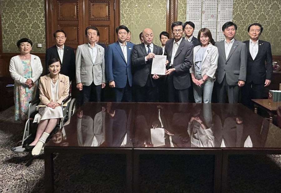 水俣病被害者救済の法案を衆院に提出する超党派の国会議員＝１９日、国会