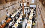 雰囲気ある石蔵の中で将棋を指す参加者＝南さつま市加世田唐仁原