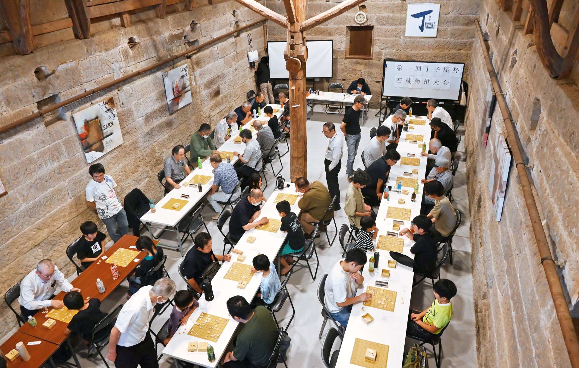 雰囲気ある石蔵の中で将棋を指す参加者＝南さつま市加世田唐仁原