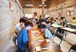 雰囲気ある石蔵の中で将棋を指す参加者＝南さつま市加世田唐仁原