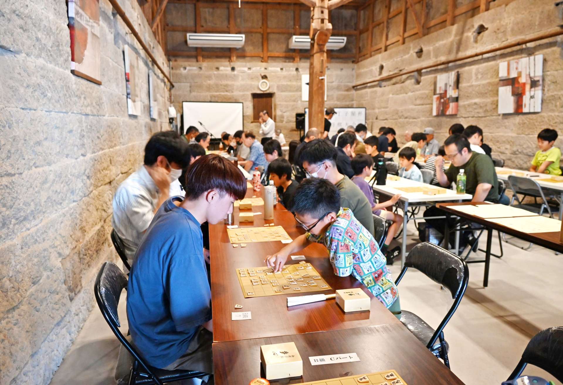 雰囲気ある石蔵の中で将棋を指す参加者＝南さつま市加世田唐仁原