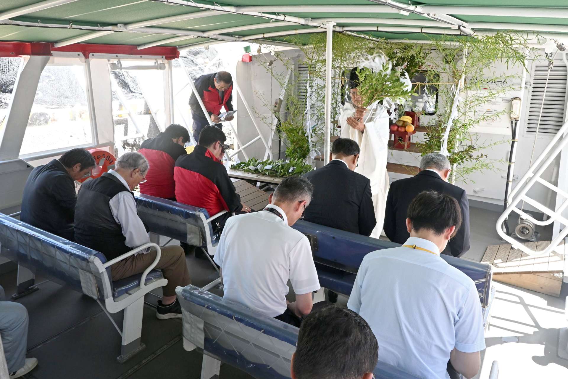 馬毛島通勤船の航行の無事を祈る関係者ら＝２０日、中種子町の浜津脇港