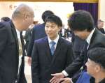 パーティーの参加者と語り合う荒竹一真選手（中央）＝鹿屋市西原１丁目のホテルさつき苑