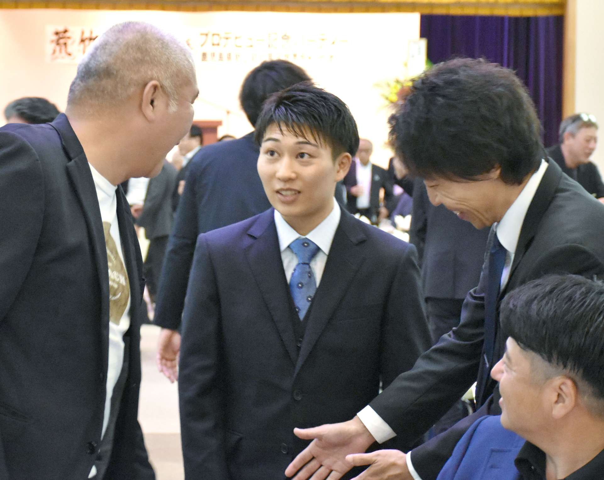 パーティーの参加者と語り合う荒竹一真選手（中央）＝鹿屋市西原１丁目のホテルさつき苑