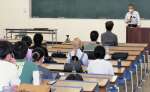 Ｂ型肝炎について当事者の話を聞く学生＝１７日、鹿児島市の鹿児島大学桜ケ丘キャンパス