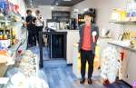 外国人が立ち寄り、交流できる土産品店を開いた吉留佑太郎さん＝鹿児島市東千石町