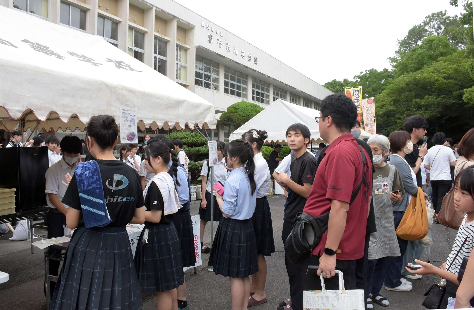 多くの人でにぎわう志布志高校文化祭・マルシェ＝志布志市の同校