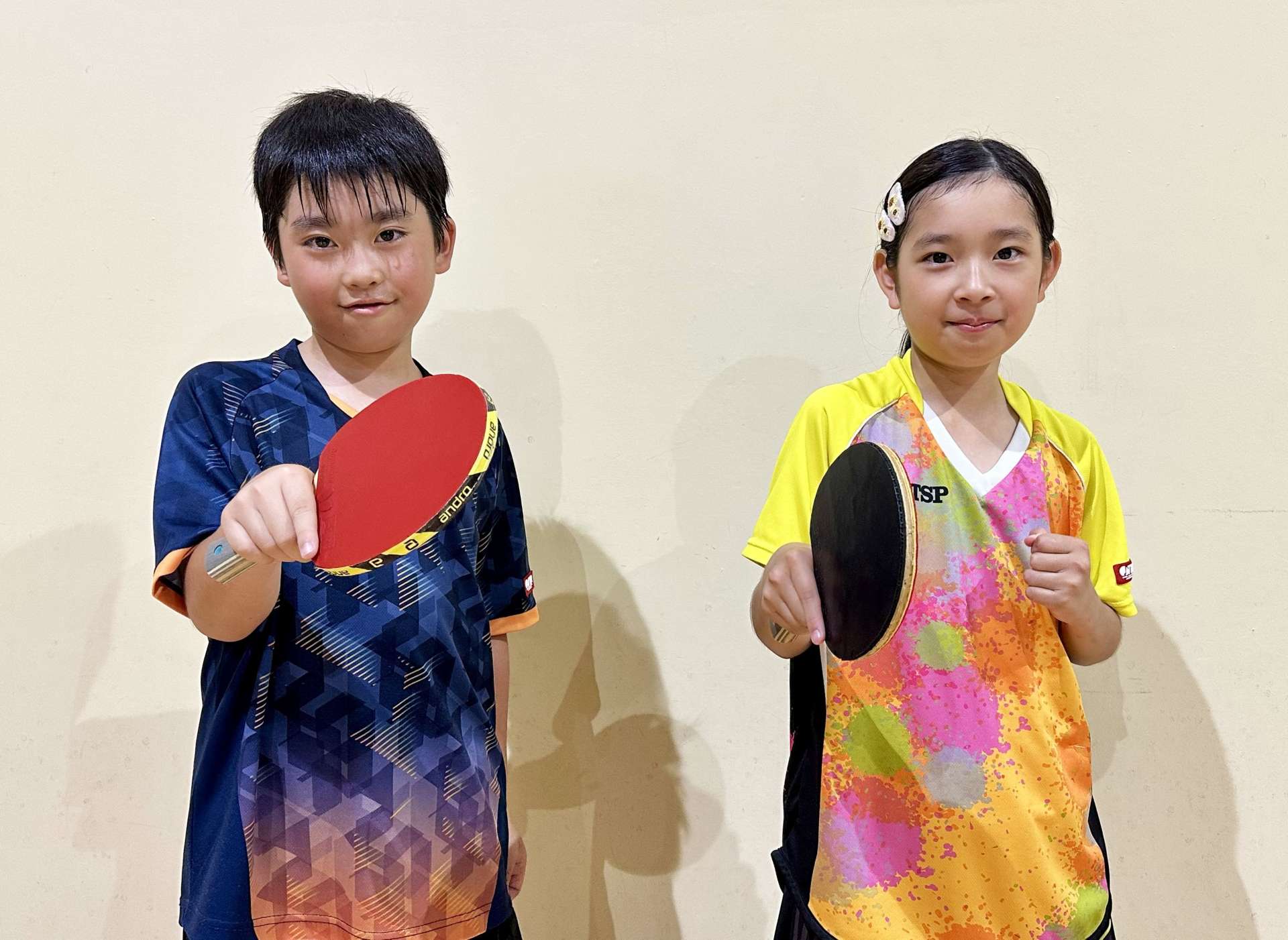 全日本選手権に出場する揚村馳風さん（左）と、全九州大会に出場する臼山瑠菜さん＝枕崎市の市総合体育館
