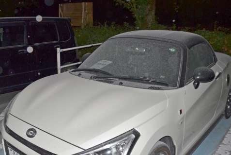 新燃岳の灰がフロントウインドーに積もった乗用車＝２２日、午後８時すぎ、宮崎県高原町西麓の同町役場