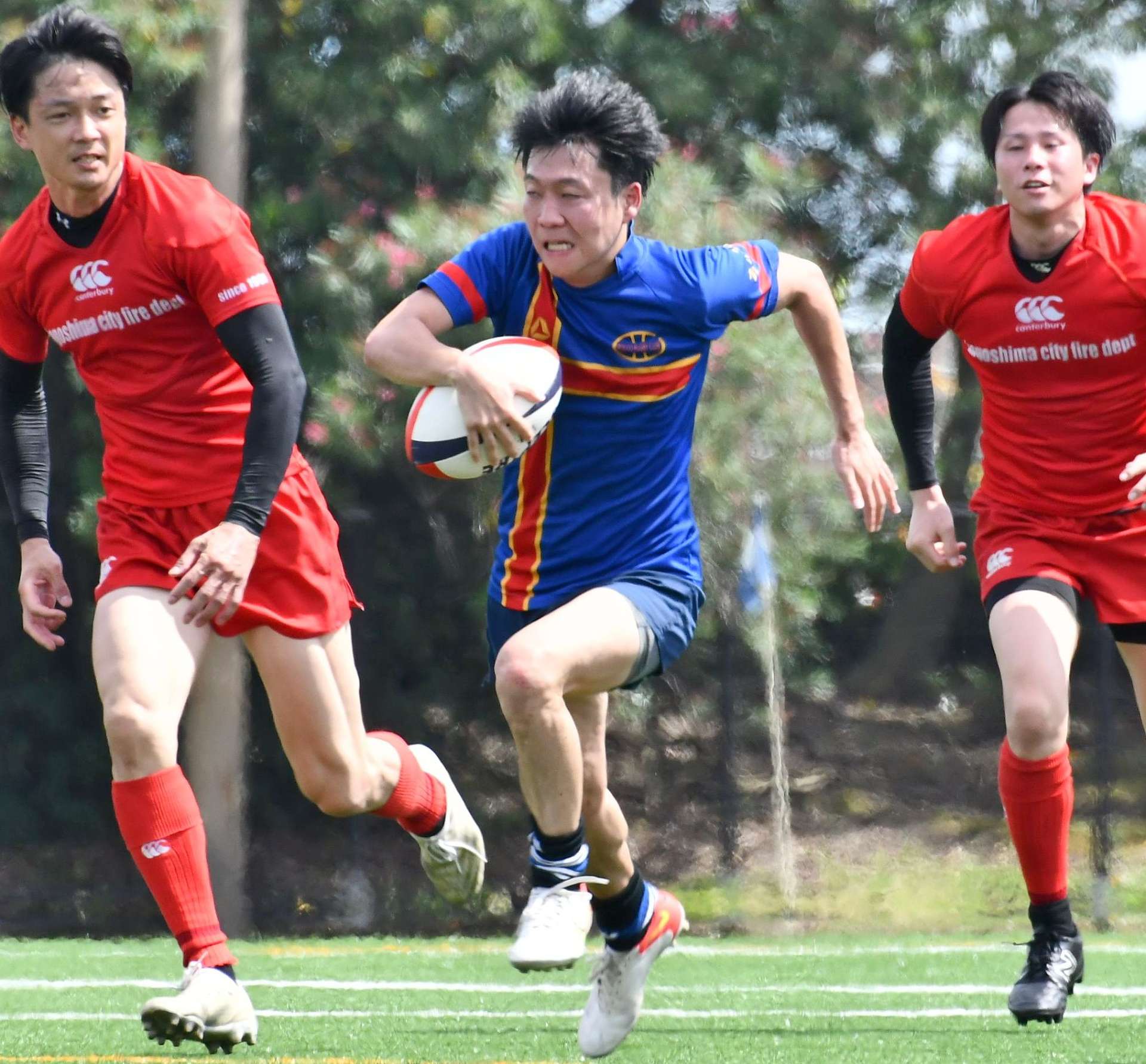 後半、ろっこうの勝目が抜け出しトライを決める＝鴨池緑地