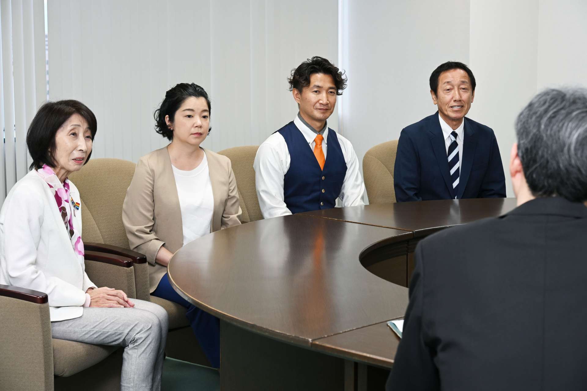 討論会に臨む（右から）園田修光氏、牧野俊一氏、尾辻朋実氏、松崎真琴氏＝２３日午後、鹿児島市の南日本新聞社