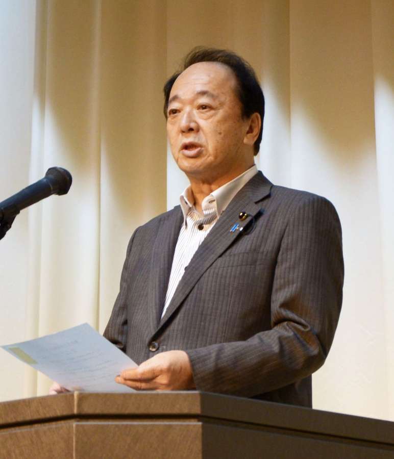 鹿児島県観光連盟の定時総会であいさつする日高滋新会長＝２３日、鹿児島市の鹿児島サンロイヤルホテル