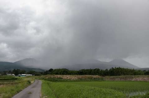 〈関連〉新燃岳から出た噴煙に覆われる霧島連山＝２２日午後７時１０分ごろ、宮崎県高原町蒲牟田