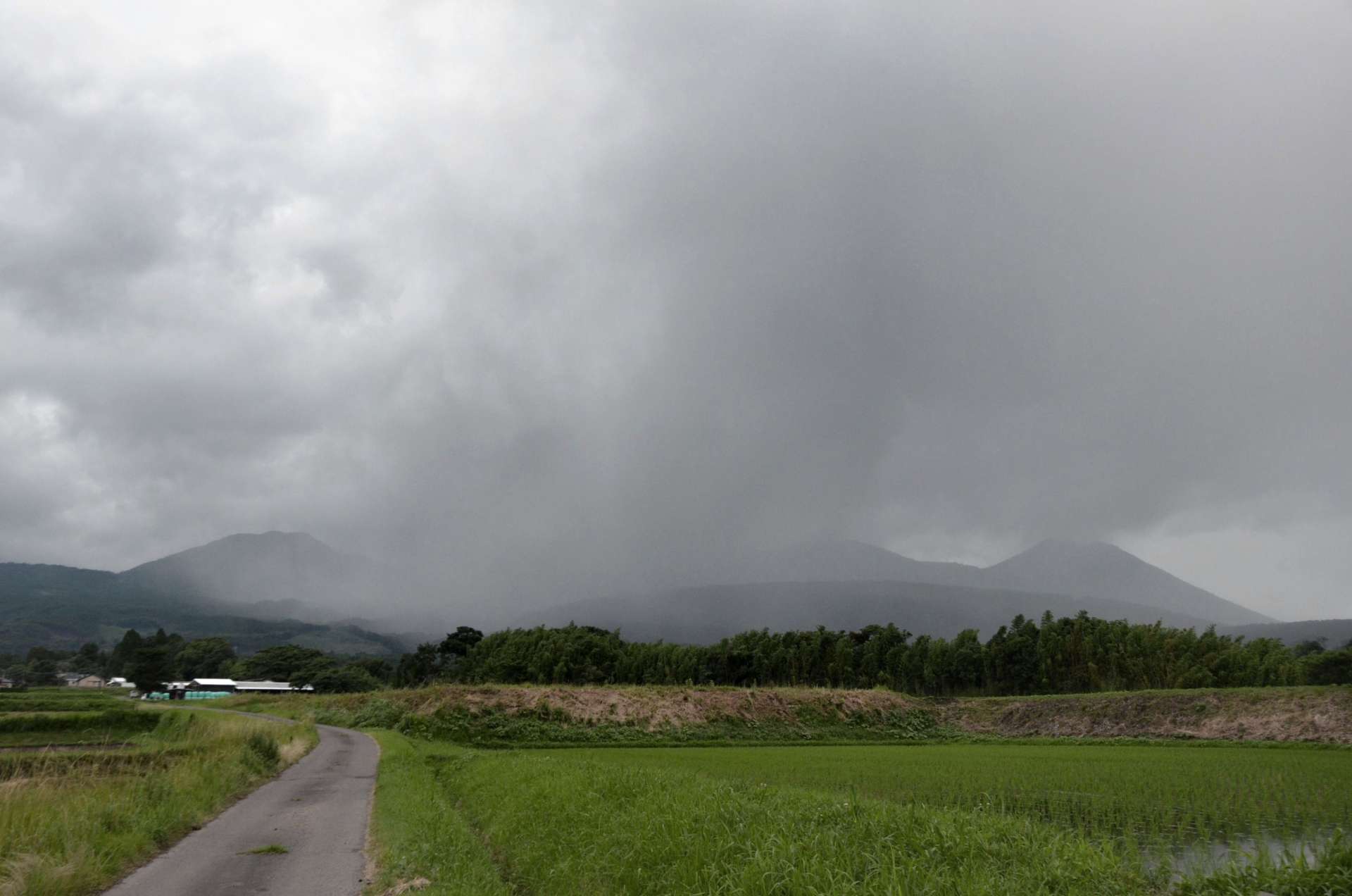 新燃岳から出た噴煙に覆われる霧島連山＝２２日午後７時１０分ごろ、宮崎県高原町蒲牟田