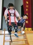 高齢者の体の動きを体験する児童ら＝阿久根市の鶴川内小学校