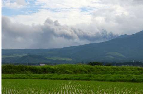 噴煙を上げる新燃岳＝２６日午後５時すぎ、小林市細野