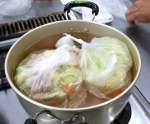 ポリ袋に材料を入れて湯煎するポトフ作り＝南さつま市民センター