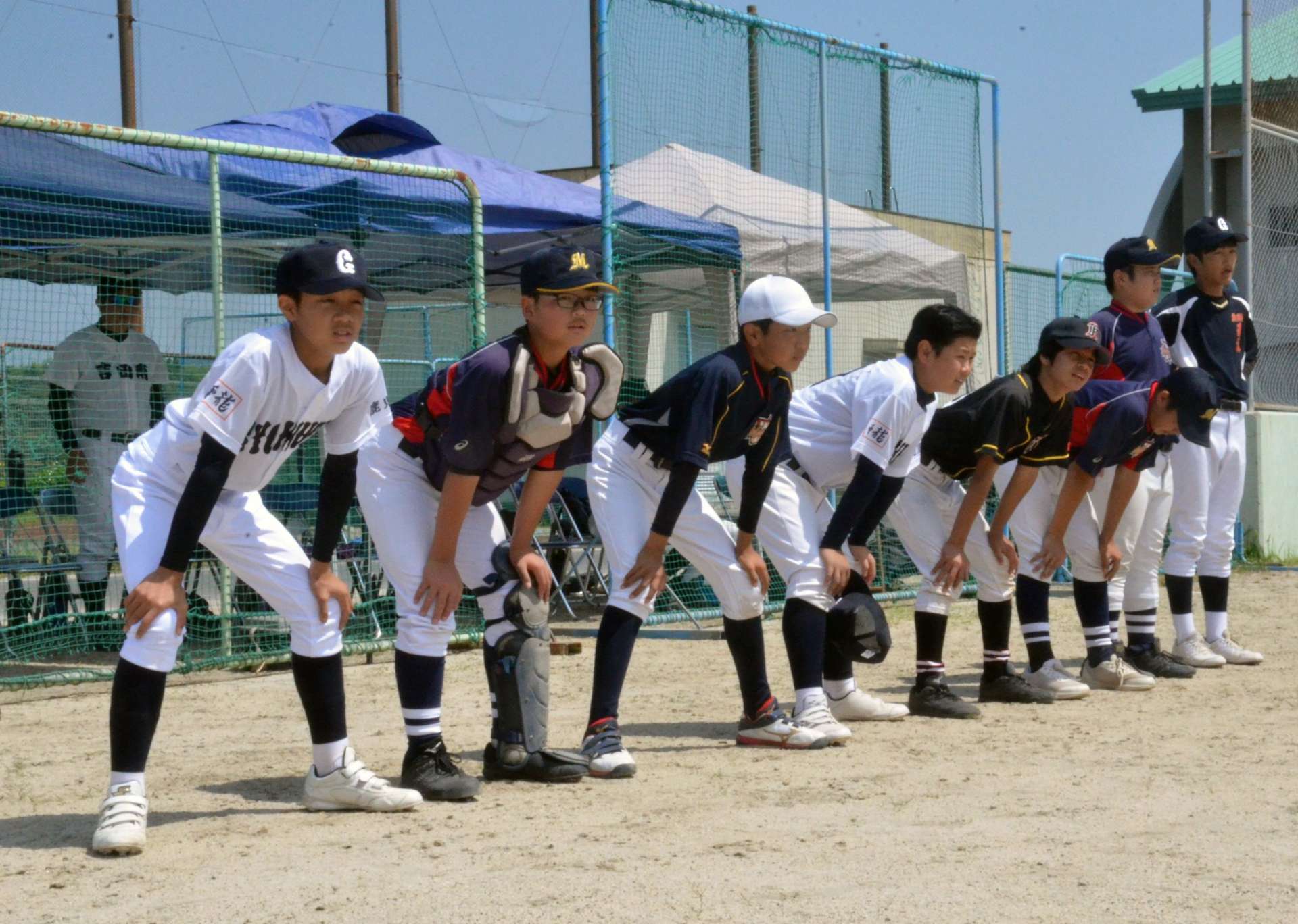所属校のユニホームで練習試合に臨む４校合同チームの選手たち＝【預Ｓ注意】６月【預Ｅ注意】１日、鹿児島市の伊敷台中学校