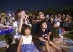 Ｈ２Ａロケット５０号機の打ち上げを見守る見学者＝２９日午前１時３３分、南種子町の長谷展望公園