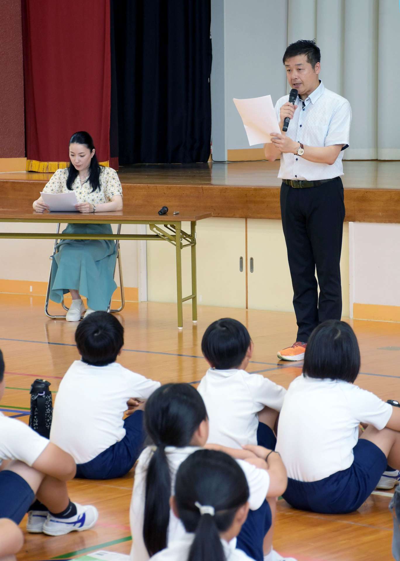 特攻隊員の遺書を朗読する劇団員＝志布志市の尾野見小学校