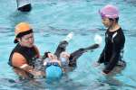 ペットボトルを持って浮く練習をする児童＝霧島市国分上小川の上小川小学校