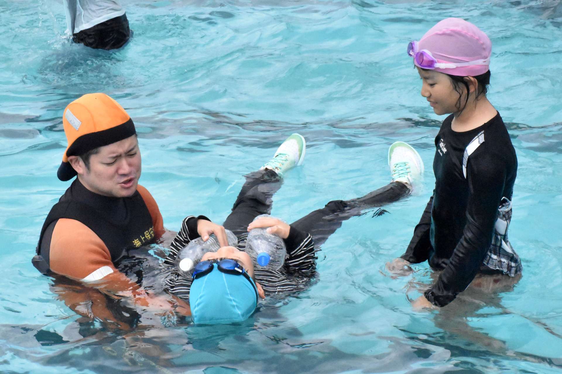 ペットボトルを持って浮く練習をする児童＝霧島市国分上小川の上小川小学校